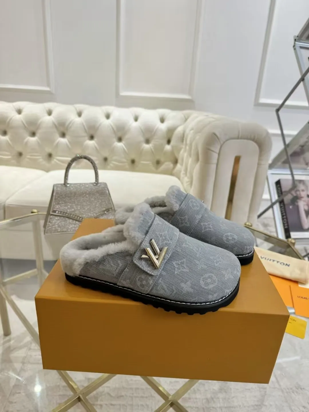 p600✨ LV Couple’s Wool Slippers｜Full of high-end feel, the soles of your feet are luxurious✨ We have achieved the ultimate restoration of the "higher version" of this pair of LV classic toe-toe slippers! 👫💫 🌟 The core advantages are clear at a glance: ✔️ Original jacquard + cowhide fabric, delicate texture, high-end at first glance; ✔️ 280% pure wool lining, wearing barefoot is like stepping on clouds ☁️, soft and skin-friendly and not sweaty; ✔️ Non-slip rubber bottom + three-dimensional toe design, super stable for walking, fashionable and practical!  👀 Must-have attention to detail: Belt buckle + classic LV presbyopic elements, revealing the aura of a big-name brand in a low-key manner ~ Whether it is a couple dating or a trip with besties, both of them are the focus when they go out👟💖 ✨ Easily match the wardrobe: jeans + sweaters, lazy and casual style ✔️ Coat + skirt, refined and elegant ✔️ One pair of shoes can handle a variety of styles, and the sense of luxury is never artificial ~ #LV slippers #couple outfit #High-End Customization #Quality Shoes Recommendation Fabric: Yangjing/classic jacquard fabric Lining: Imported wool lining Sole: Original rubber sole Size: Female 35-41 Male 38-46